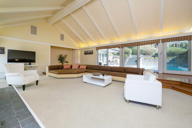 Building Photo - 2700 Hillcrest Dr