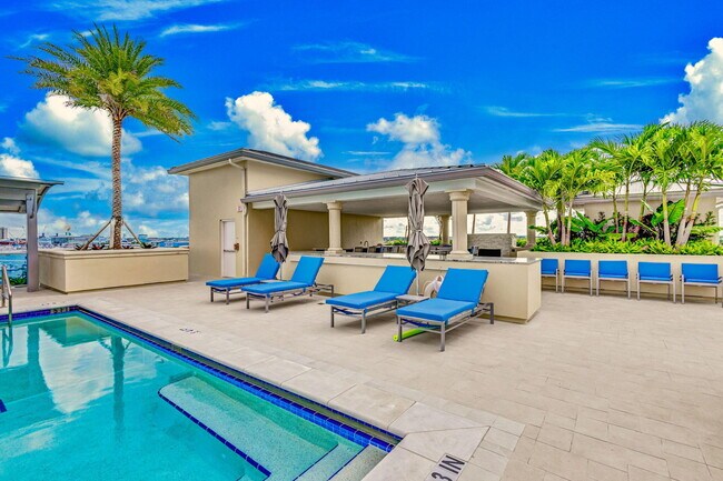 Building Photo - 2650 Lake Shore Dr