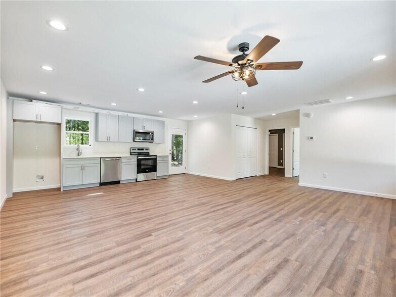Building Photo - 8079 Beachwood Dr