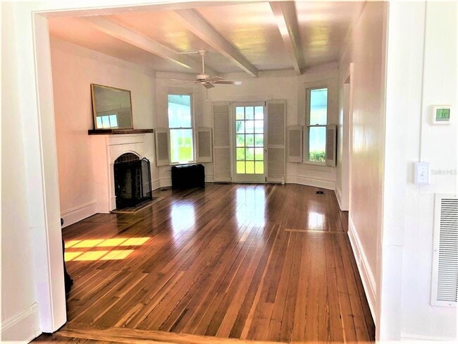 Building Photo - 835 Victoria Dr