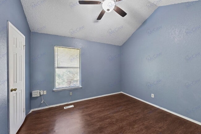 Building Photo - 800 Bluebonnet Dr