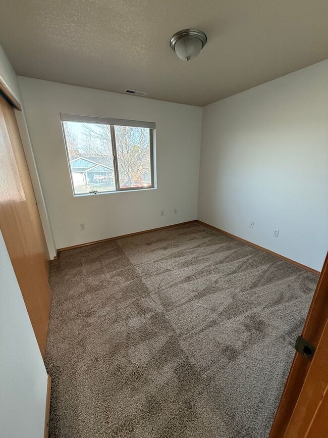 Building Photo - SE 4 Bdrm, 3 bath, New Flooring Throughout, Gas Heat/Fireplace, Double Garage