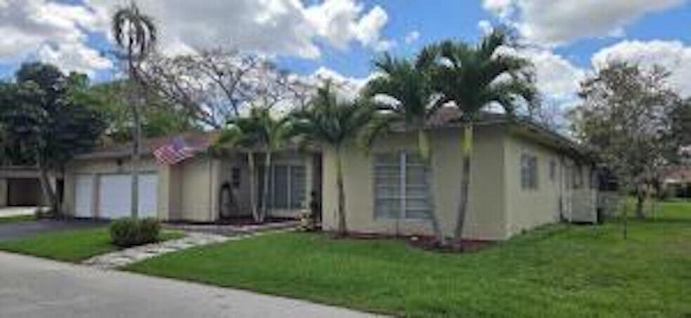 Building Photo - 4705 Holly Dr
