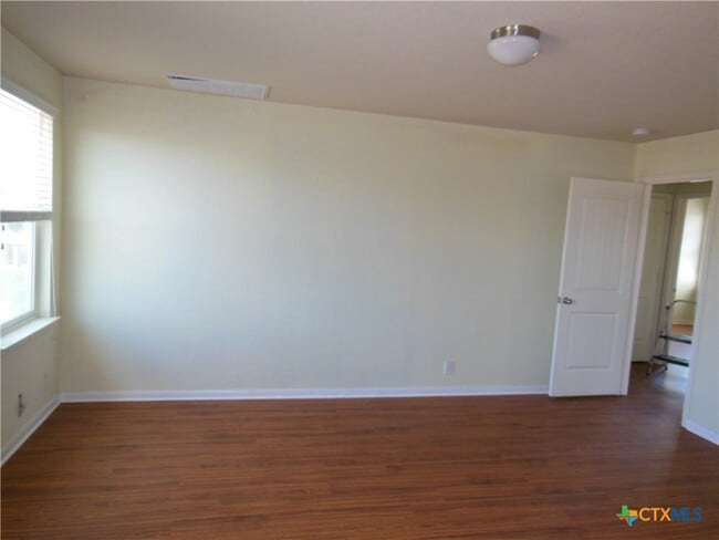 Building Photo - 753 Great Oaks Dr