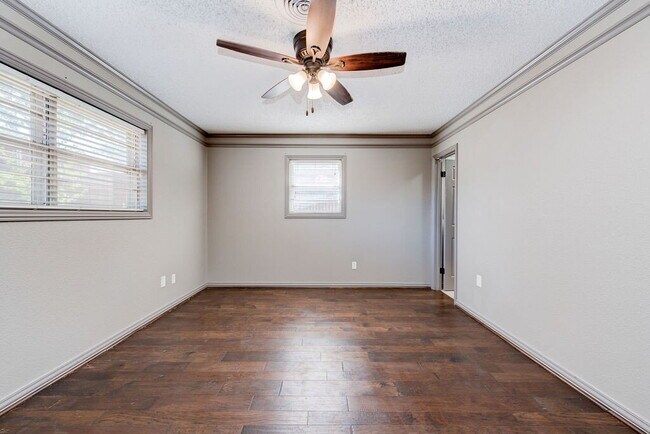 Building Photo - 3/2/2 in Excellent Location!