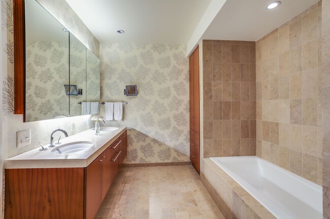 Building Photo - Elegant South Waterfront with 2 Parking Sp...