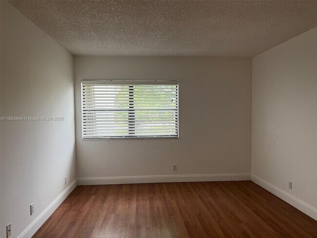 Building Photo - 200 Lakeview Dr