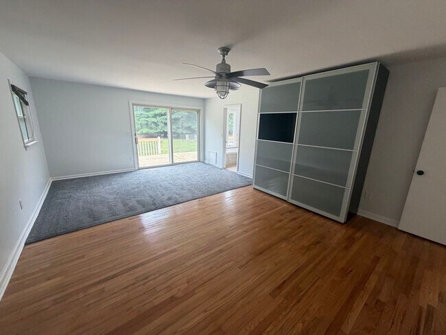 Building Photo - 2021 Paterson Ave