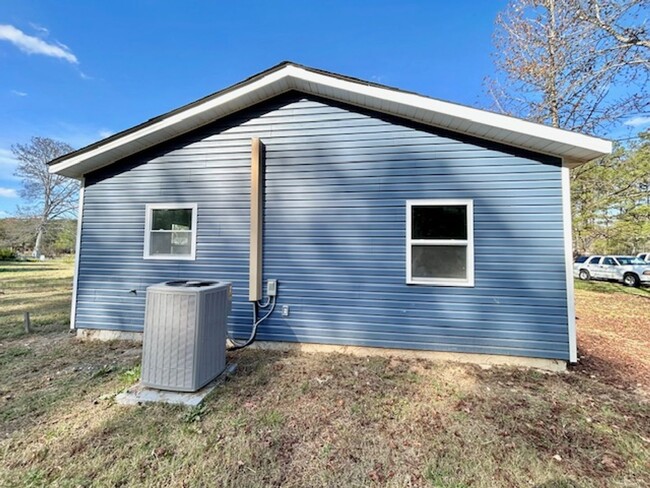 Building Photo - CHARMING 3 BEDROOM HOME - NEWLY RENOVATED!