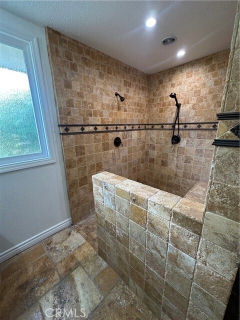 Building Photo - 9388 Valley View St