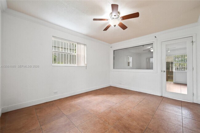 Building Photo - 1610 NW N River Dr