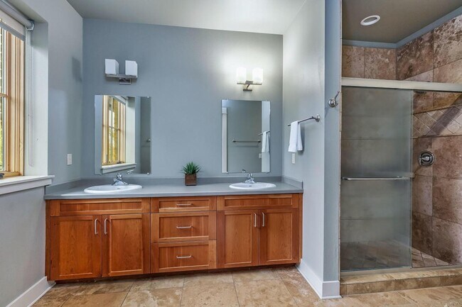 Building Photo - 706 SW Industrial Way