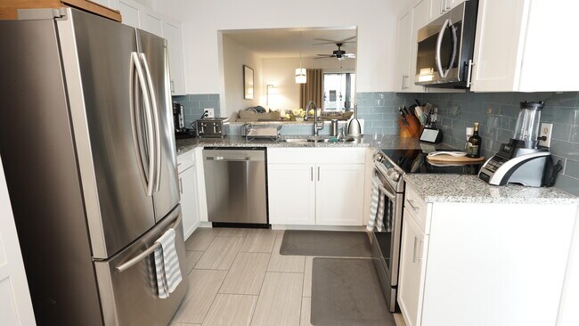 Building Photo - 100 Pelican Pointe Dr