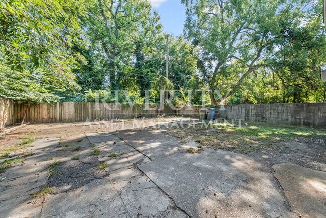 Building Photo - Step into a piece of Memphis history with this stunning, newly renovated home!!! Section 8 Welcom...