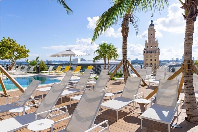 Building Photo - 601 NE 1st Ave