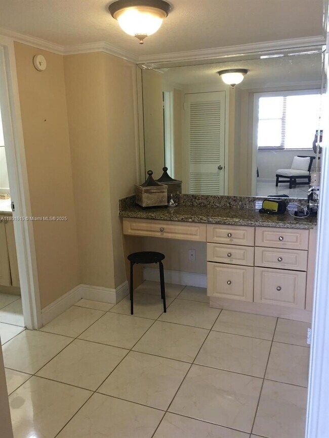 Building Photo - 3140 S Ocean Dr