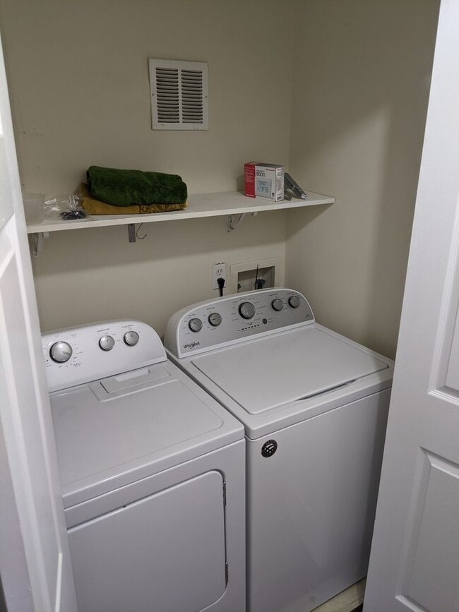 Building Photo - 105 Starlite Dr