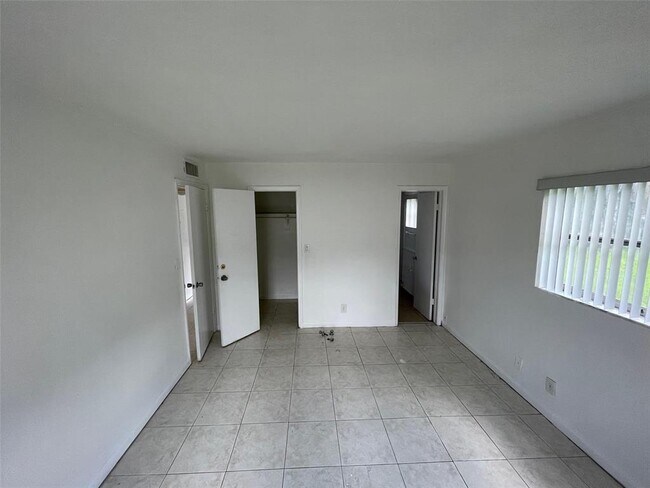 Building Photo - 4165 SW 67th Ave