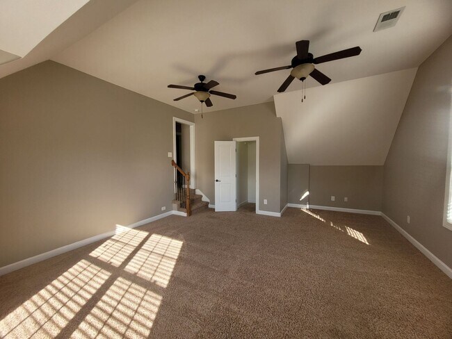 Building Photo - - Majestic 3 Bedroom 2.5 Bath + Bonus Room...