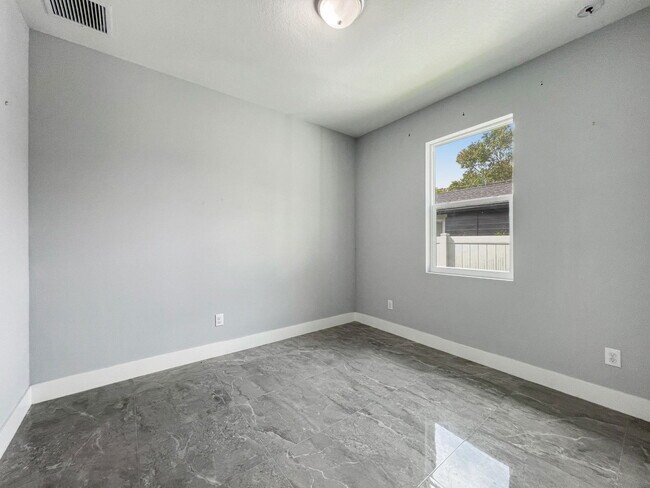 Building Photo - 1703 W Rio Vista Ave