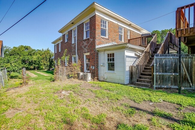 Building Photo - Efficiency Garage Apartment in the Histori...