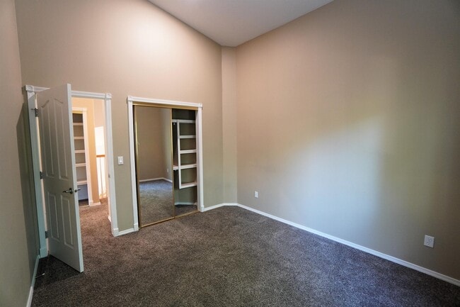 Building Photo - 2747 E Migratory Dr