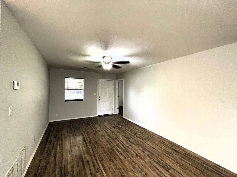 Building Photo - 7400 S Drexel Pl