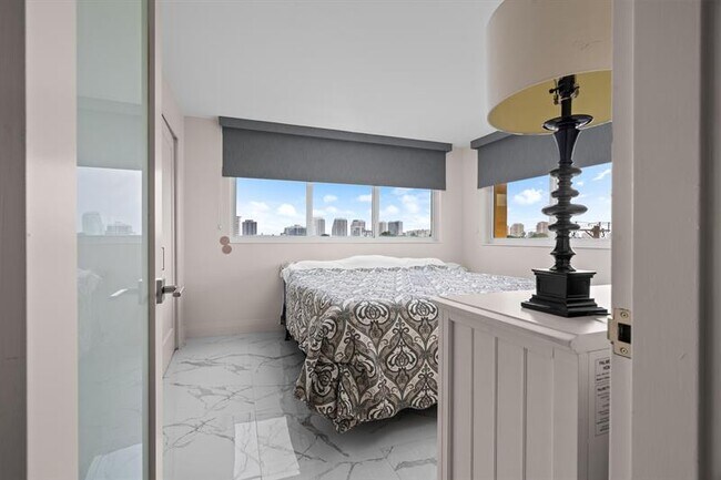 Building Photo - 2400 NE 9th St