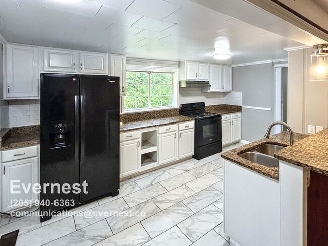 Building Photo - 3 Bed, 2 Bath Home with Fenced Yard / Pet-Friendly / Vouchers Accepted / Available Now!