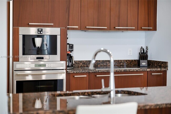 Building Photo - 15901 Collins Ave