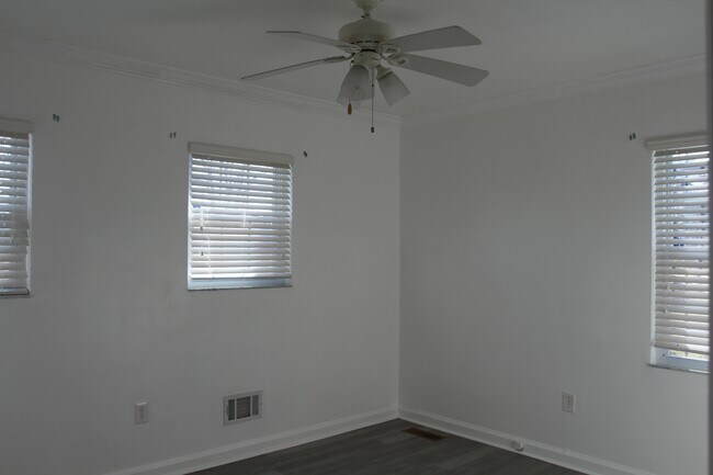 Building Photo - 311 Hollis Dr