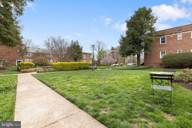 Building Photo - 1804 W Abingdon Dr