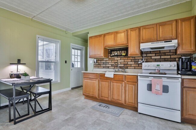 Building Photo - 482 Reservoir Ave