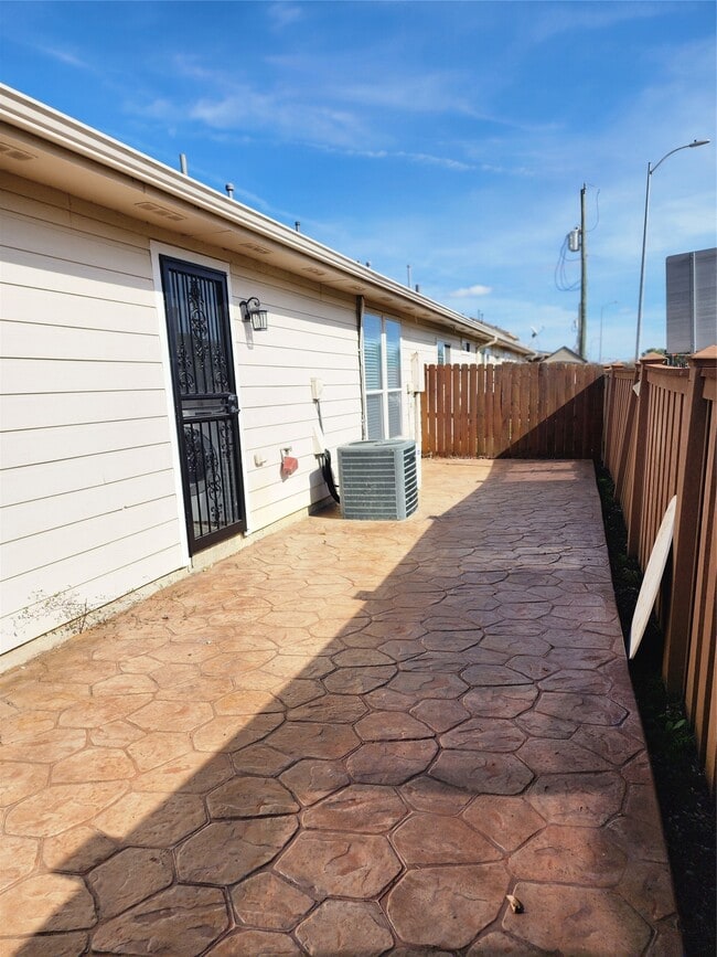 Building Photo - 1714 Village Townhome Dr