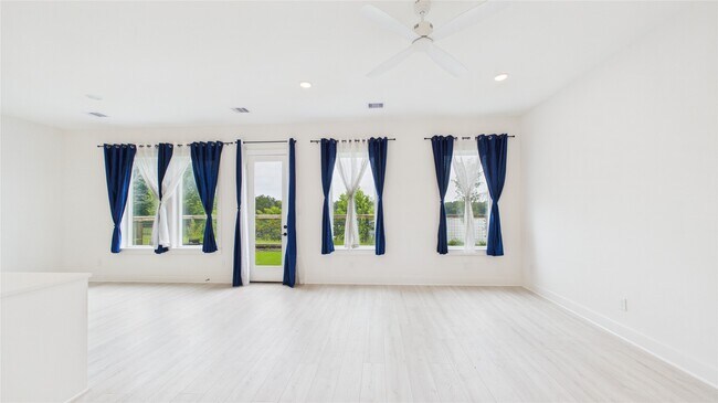 Building Photo - 9609 Valeca Dr