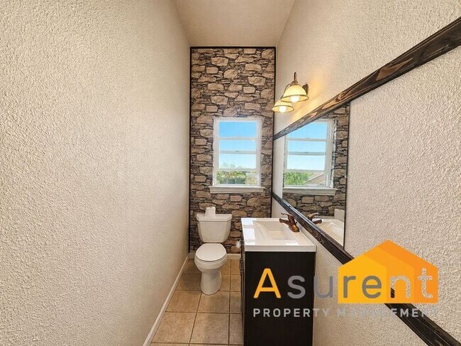 Building Photo - Large Two- Bedroom Apartment in Ashland with lots of storage and washer and dryer hookups