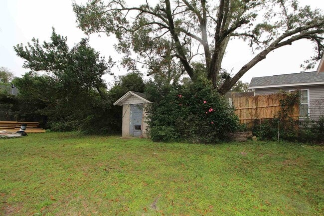 Building Photo - 618 N B St