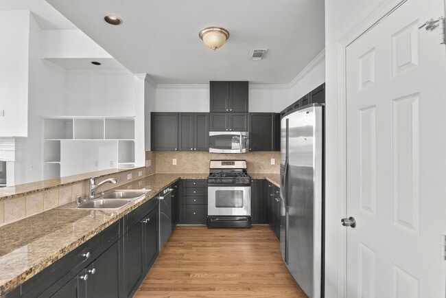 Building Photo - Charming 3-Bed, 2.5-Bath Home in the Heart of the Heights with Spacious Yard & Prime Location