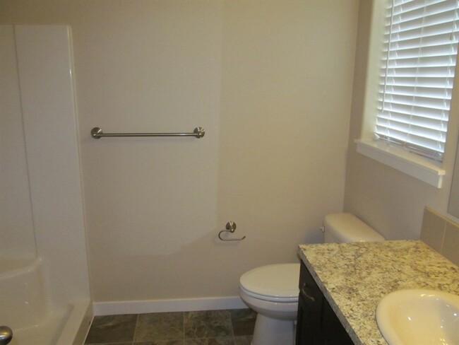 Building Photo - 3 Bed 2.5 Bath  Townhome Near Vancouver Ma...