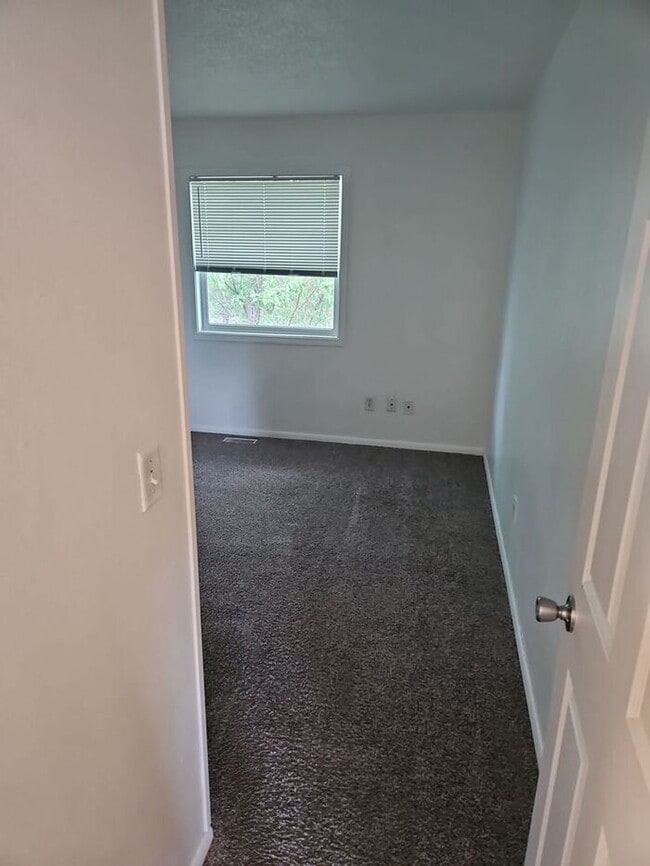 Building Photo - **Charming 3-Bedroom Duplex with Modern To...