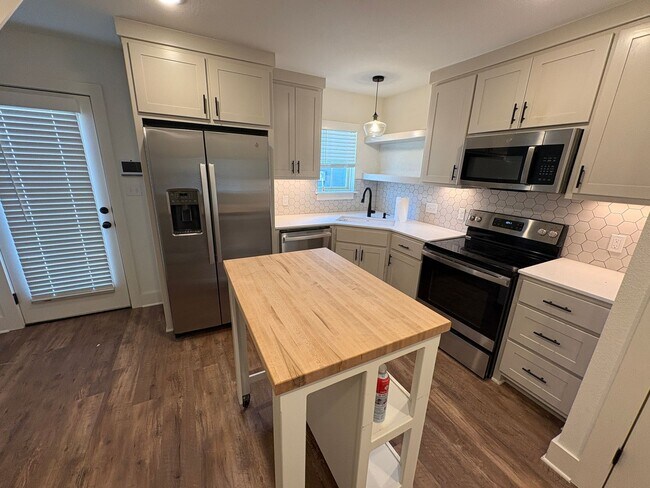 Building Photo - 1bd/1ba House Available!