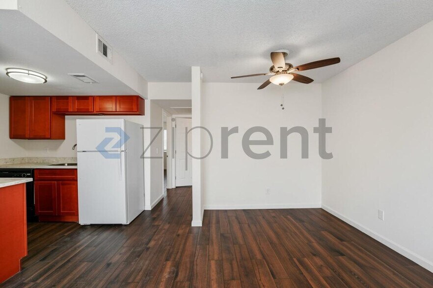 Building Photo - Unit 500