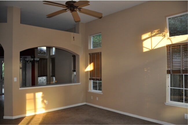 Family room to kitchen - 131 Cobble Ridge Dr