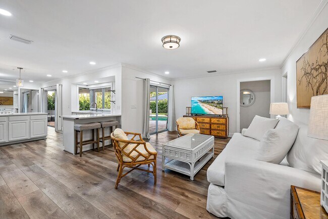 Building Photo - 305 Country Club Dr