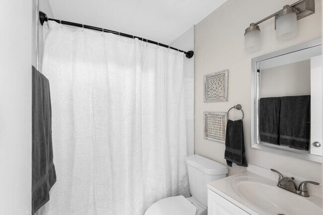 Building Photo - 631 Calhoun St