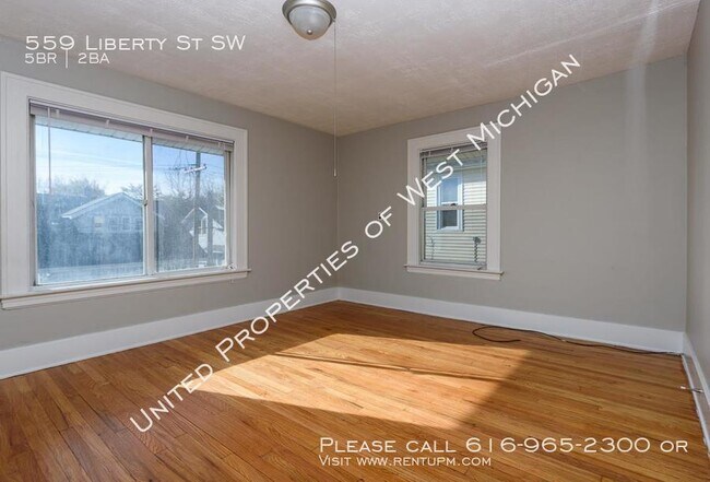 Building Photo - 559 Liberty St SW