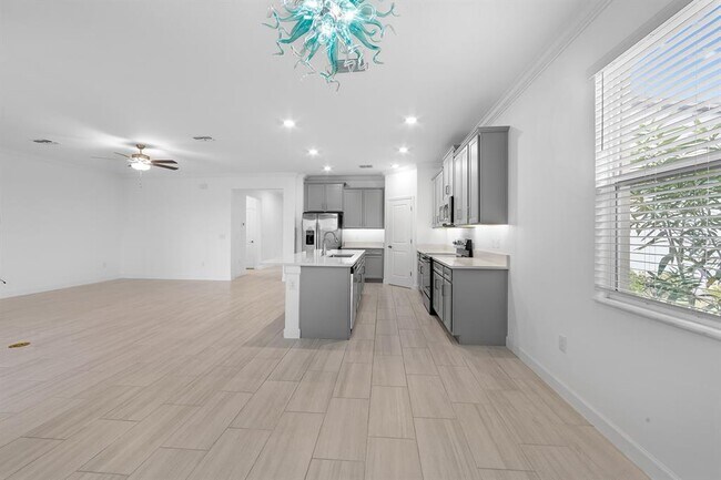 Building Photo - 14265 17th Ct E