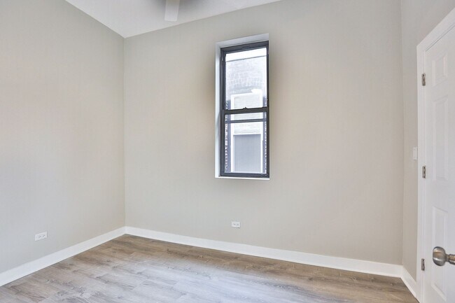 Building Photo - HUGE 5BED/2 bath in Wicker Park! Designer ...