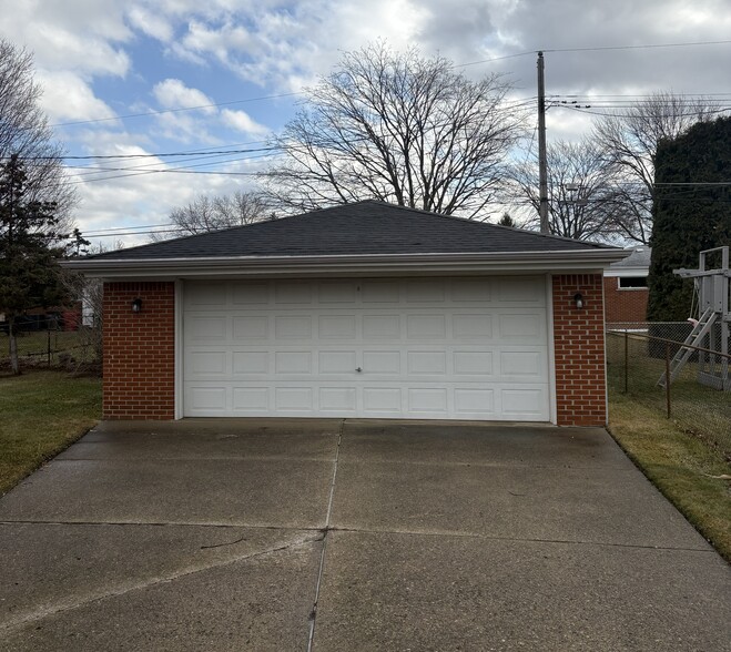 Building Photo - 35328 Lucinda Dr