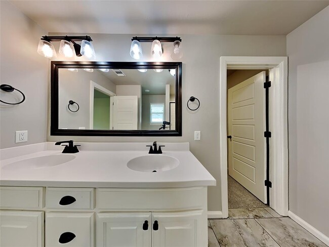 Building Photo - 460 Nest Cir